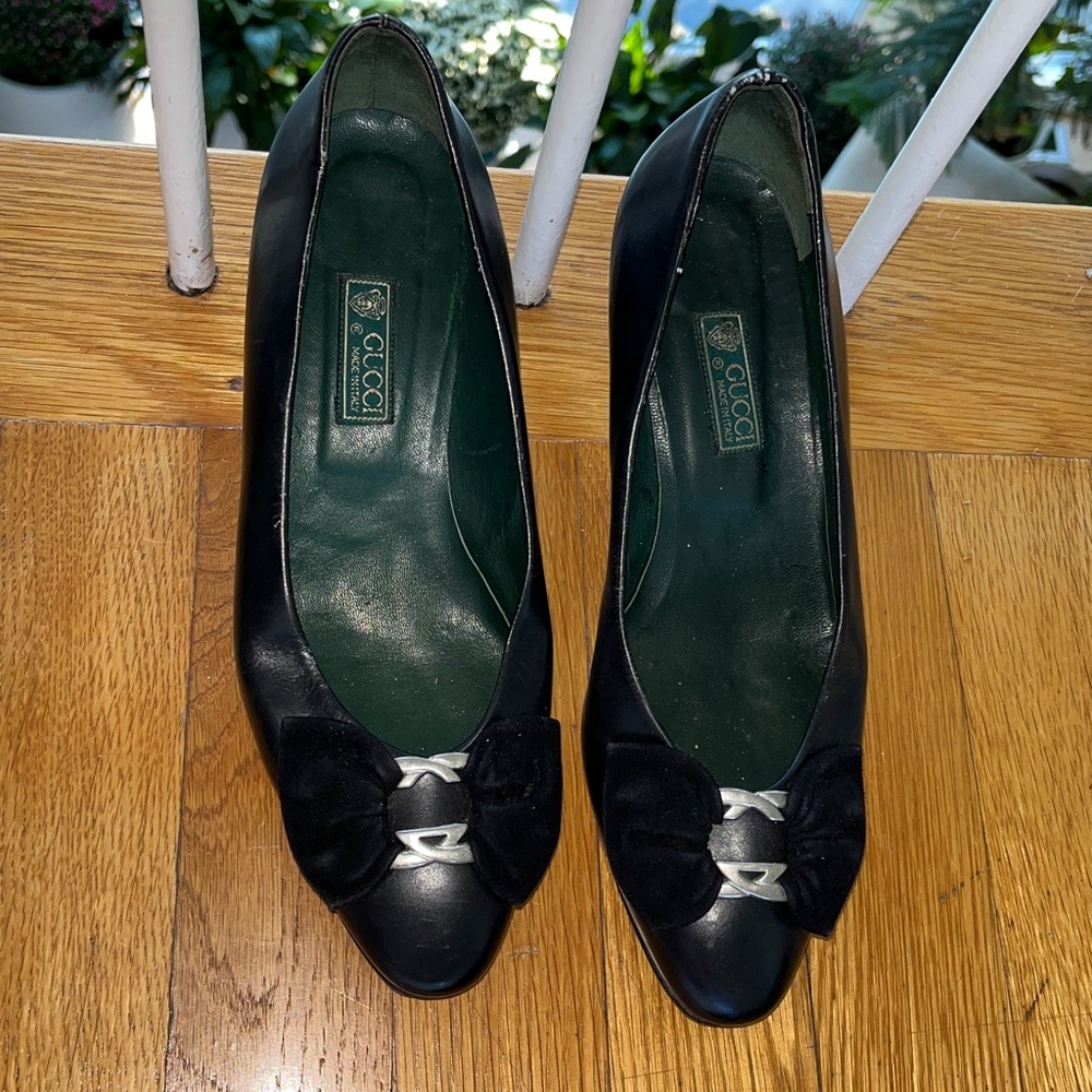 Gucci Black Leather Pumps with Bow Accent Perfect Vintage Condition - Picture 2 of 11